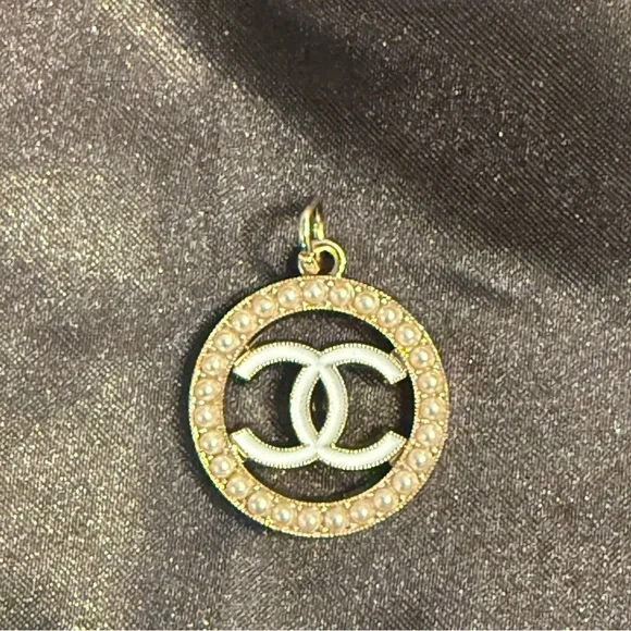 Chanel CC Gold & Pearl Charm Pendant with White Enameled CC VIP GWP Zipper Pull - Picture 4 of 4